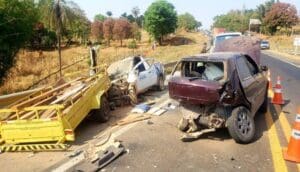 Grave acidente entre carro e caminhonete deixa quatro feridos na MG-050