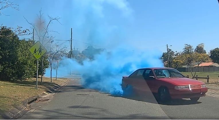 Durante chá revelação carro solta fumaça azul e obstrui a rua