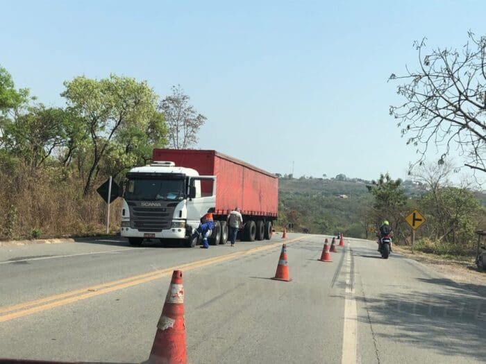 Atenção motoristas! Caminhão quebra na BR 494, trânsito funciona somente em uma pista