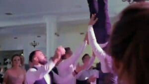 Noivo fratura a coluna ap&oacute;s ser jogado para o alto por convidados de casamento, e quer processar os convidados