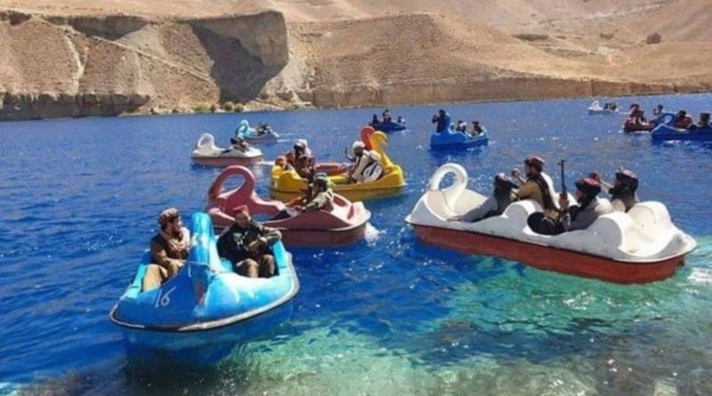 Talibãs armados se divertem em pedalinhos de parque ambiental