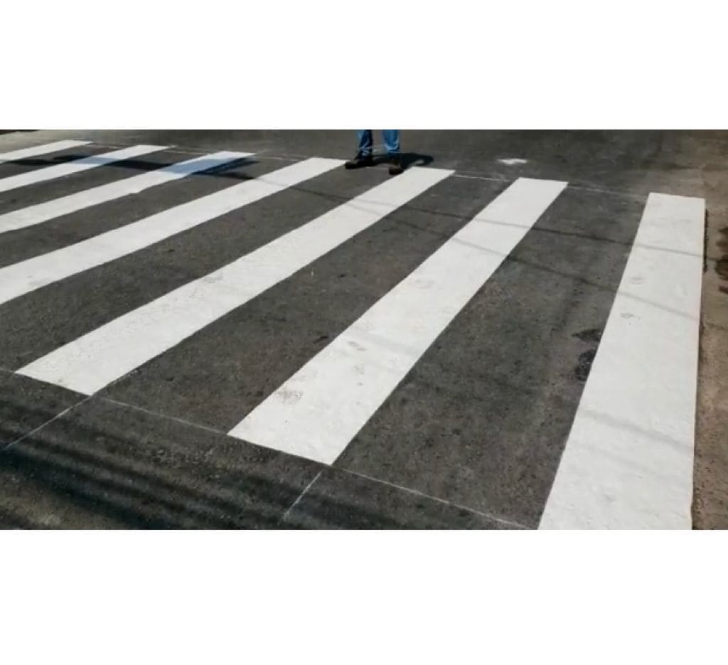 Transito muito ruim no centro de Divinópolis por conta da interdição da Rua Minas Gerais, para pintar faixa de pedestre no MC Donalds