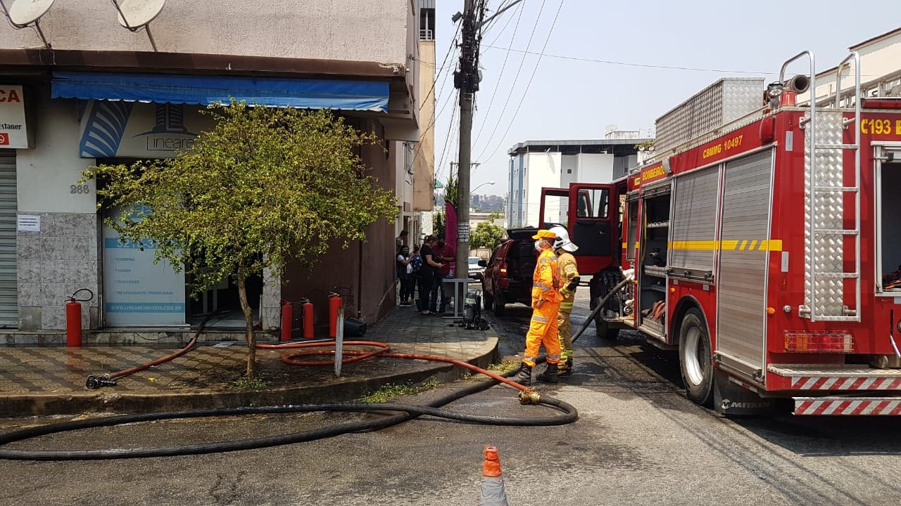 Escritório pega fogo no centro de Divinópolis