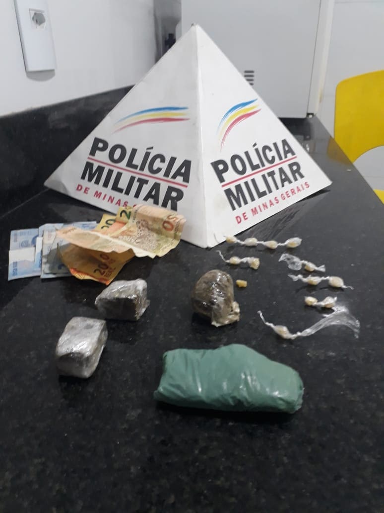 PM apreende drogas e identifica acusado