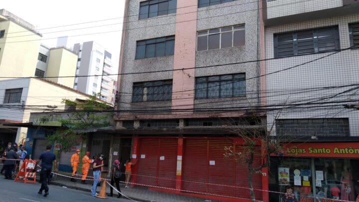Predio com risco de desabamento no centro de Divinópolis