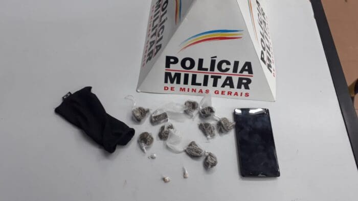 PM apreende adolescente com drogas em via pública