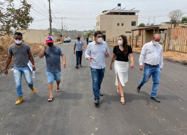 Domingos Sávio fiscaliza obras de pavimentação e saneamento em bairros de Divinópolis