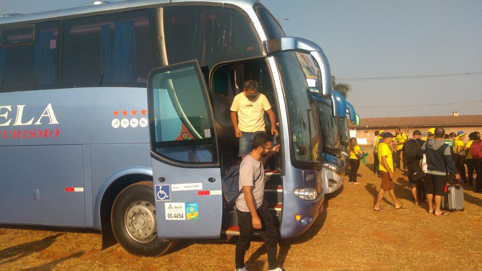 Manifestações 07/09: Ônibus que saiu ontem de Divinópolis chega no acampamento em Brasília. (Vídeos)