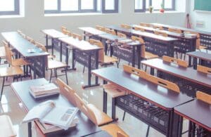 Falta de concursos para professores deixa alunos da rede estadual sem aulas em Minas, alerta sindicato