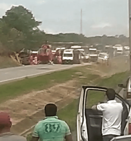 Carreta tomba em Nova Serrana e deixa homem gravemente ferido