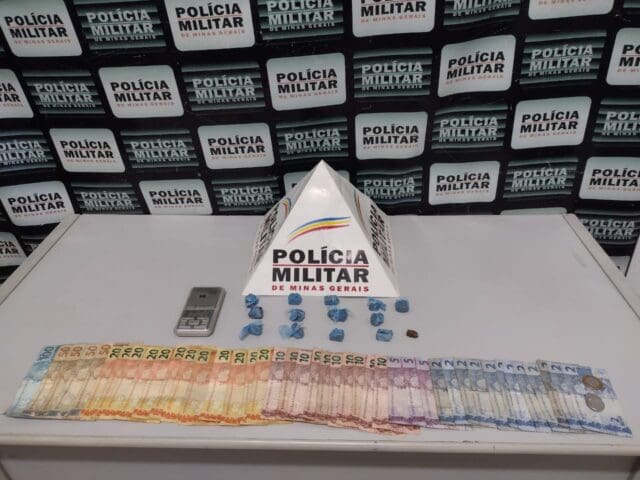 Pará de Minas: PM apreende maconha, dinheiro e balança de precisão com adolescente