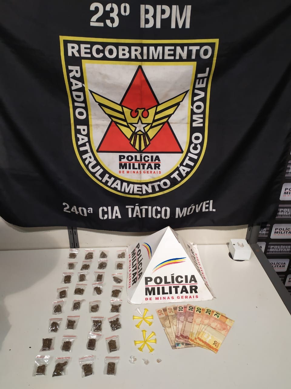 PM prende acusados de tráfico de drogas