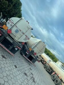 Ap&oacute;s reuni&atilde;o com distribuidoras, tanqueiros decidem manter atividades em MG