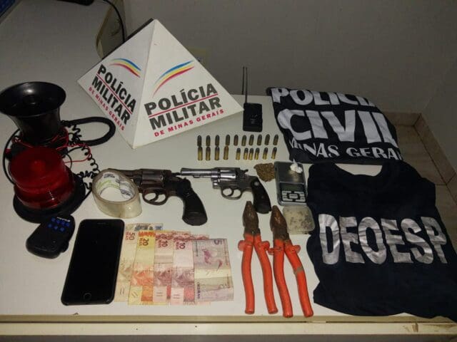 Acusados portando armas e uniformes de policiais são presos em Posto de Combustível