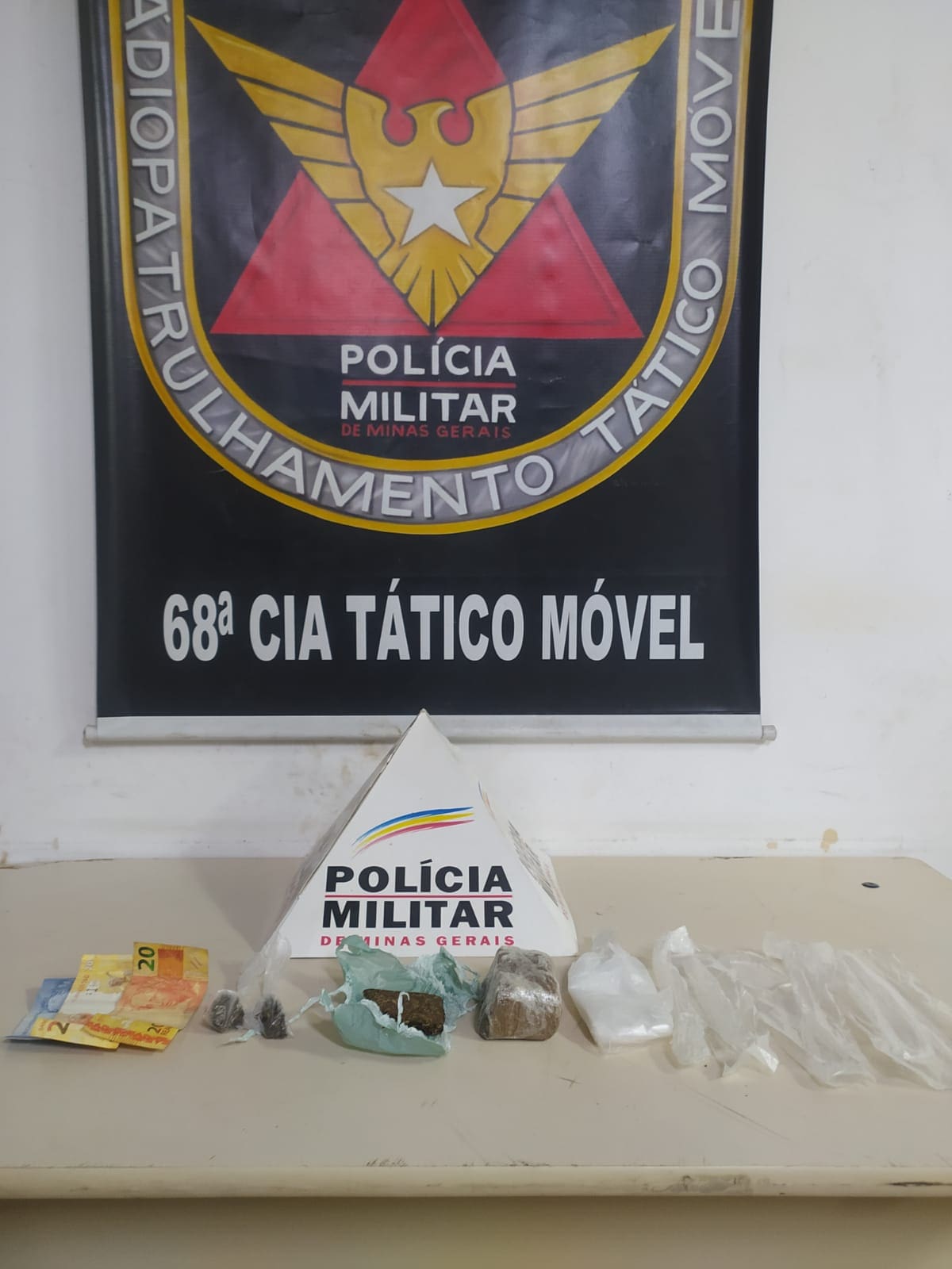 POL&Iacute;CIA MILITAR APREENDE MENOR POR TR&Aacute;FICO IL&Iacute;CITO DE DROGAS