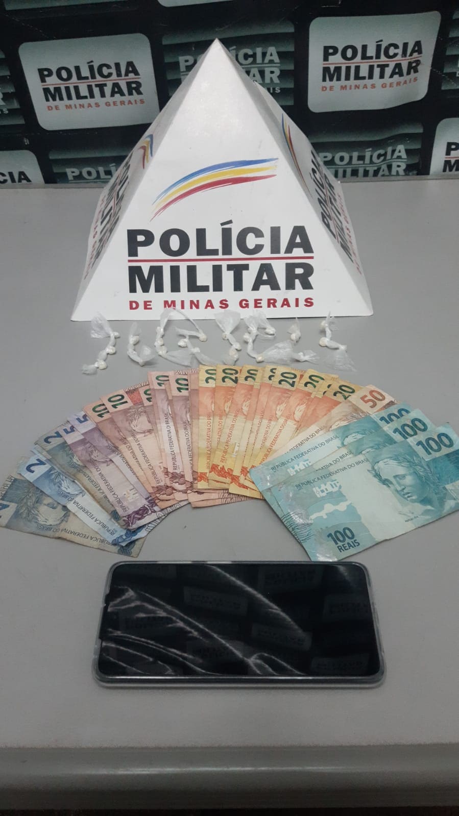 Papagaios: PM apreende adolescente denunciado por tráfico, com 24 pedras de crack