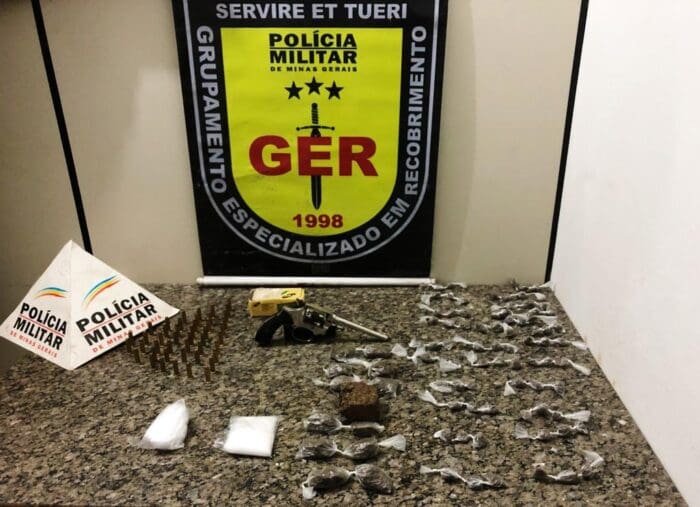 Pol&iacute;cia Militar prende acusados por posse ilegal de arma de fogo e tr&aacute;fico de drogas