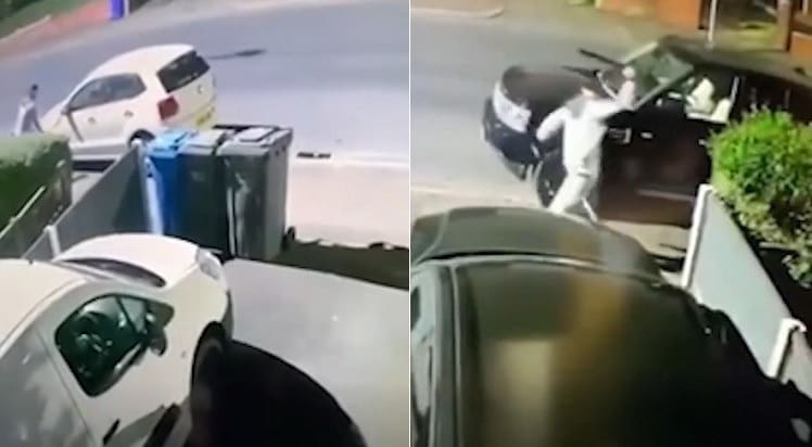 Câmera de segurança mostra homem com facão arrancando retrovisores de carros