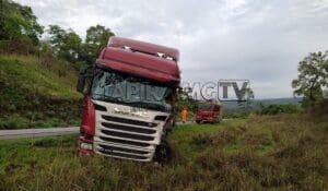 Colis&atilde;o entre carreta e caminh&atilde;o deixa motorista ferido na BR-354