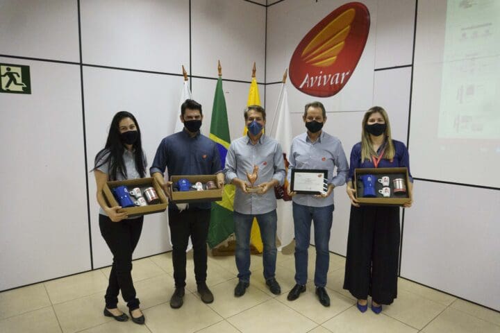 Avivar Alimentos recebe prêmio pelos resultados de produtividade de ovos