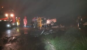 Homem e mulher morrem ap&oacute;s colis&atilde;o entre caminhonete e carreta na BR-262