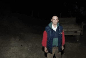 Homem tenta ajudar equipe de busca por desaparecido e descobre que estavam atr&aacute;s dele