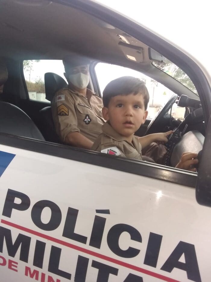 Militares recebem visita de garoto admirador do trabalho da PM