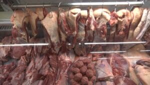Pre&ccedil;o da carne j&aacute; subiu mais de 30% este ano; aumento j&aacute; reflete no pre&ccedil;o das refei&ccedil;&otilde;es fora de casa