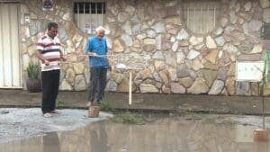 Moradores ironizam com &lsquo;pescaria&rsquo; atraso da Copasa em obra no Serra Verde