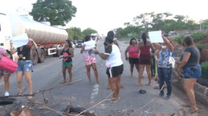Moradores do Jardim Copacabana fecham BR-494 em protesto contra a desocupa&ccedil;&atilde;o de im&oacute;veis
