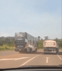 Cantor Tierry se pronuncia, ap&oacute;s viralizar v&iacute;deo de &ocirc;nibus da banda praticando manobras perigosas em rodovia