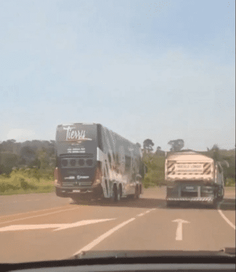 Cantor Tierry se pronuncia, após viralizar vídeo de ônibus da banda praticando manobras perigosas em rodovia