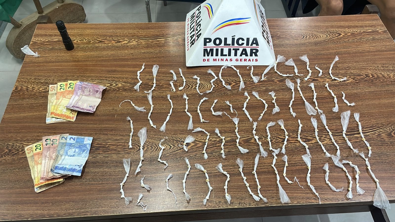 PM prende acusados de tr&aacute;fico de drogas