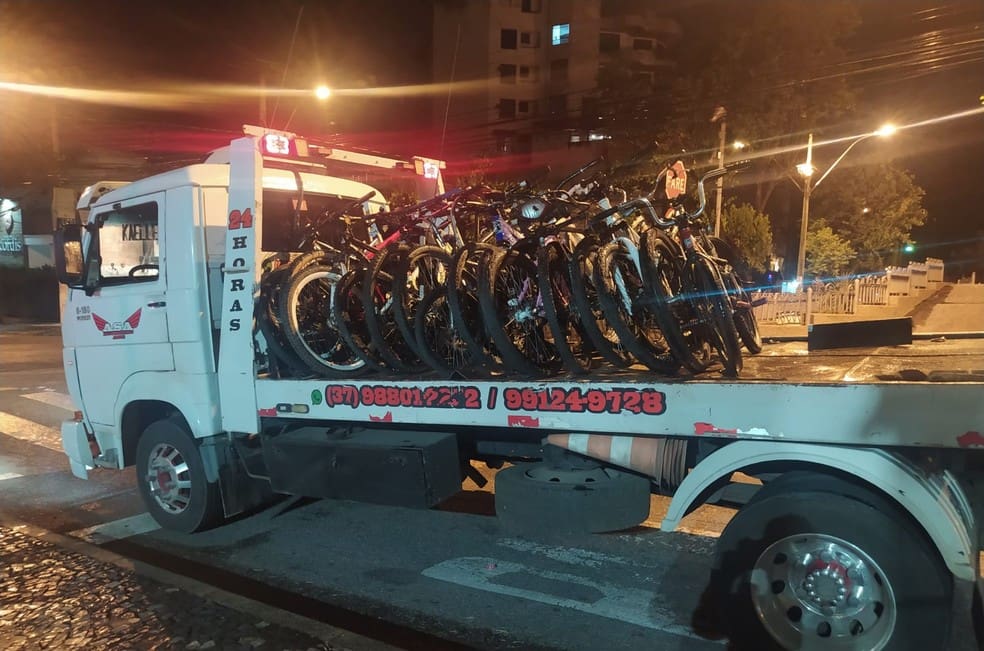 PM apreende 16 bicicletas na Praça do Santuário, em Divinópolis; local é proibido por estatuto municipal