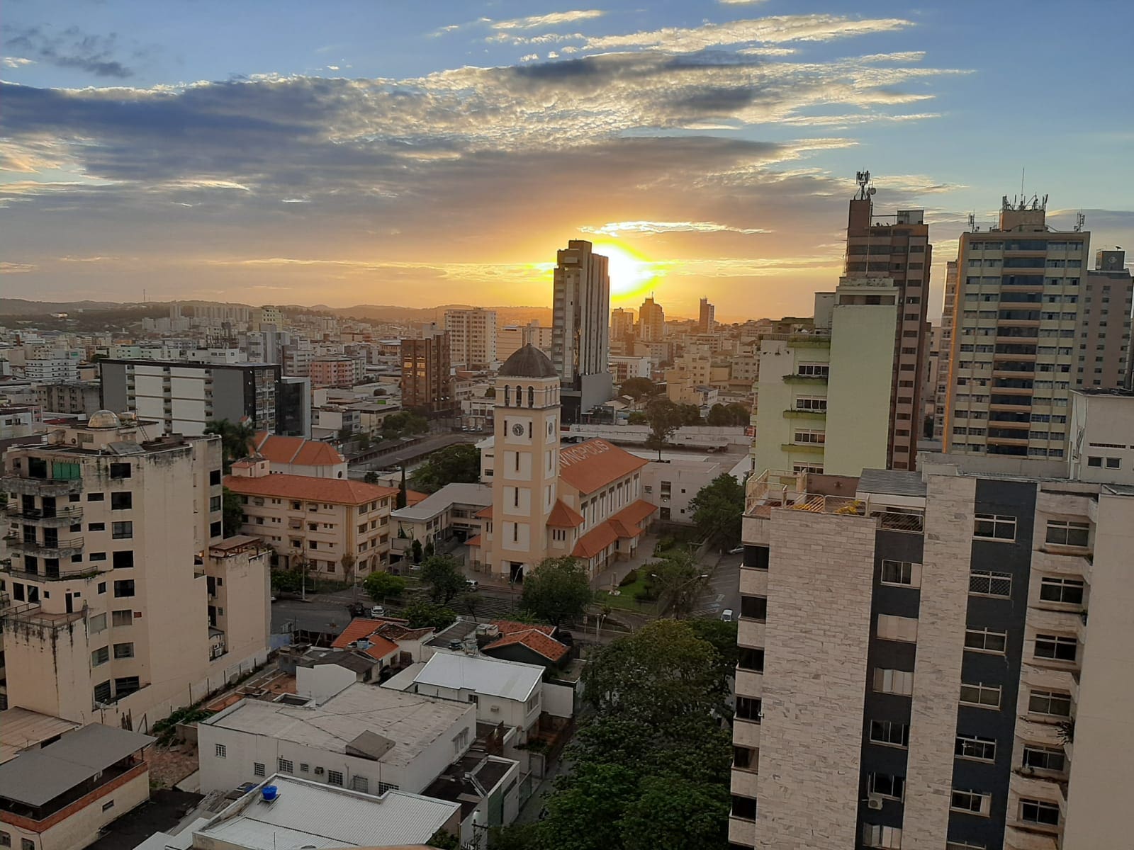 Confusão entre Prefeito e morador do bairro São Roque divide opinião da população divinopolitana