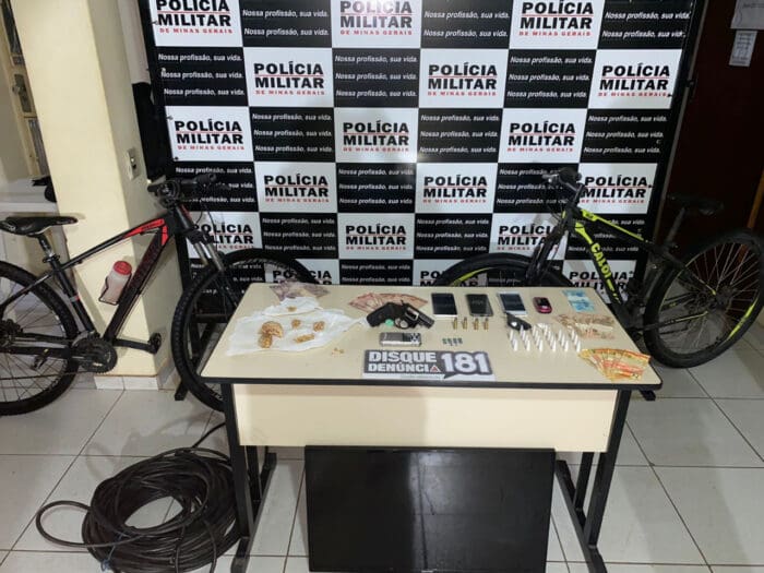 PM apreende arma de fogo e drogas, trio é preso