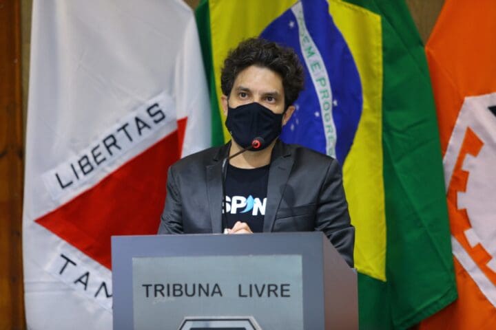 Vereador Diego Espino cobra providências para abandono do Poliesportivo de Ermida