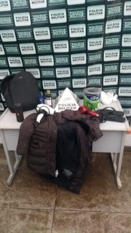 PM prende acusado de furto a residência e recupera objetos furtados