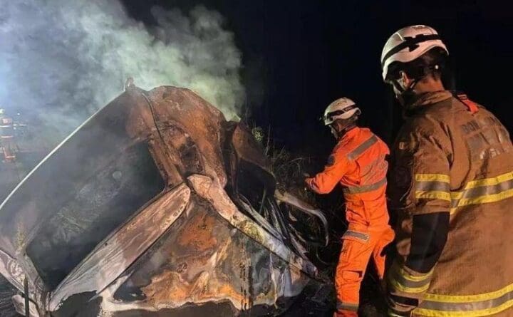 Foto: Divulgação/CBMMG - De acordo com o Corpo de Bombeiros, o condutor da carreta disse aos militares que seguia no sentido Governador Valadares quando o motorista do carro invadiu a contramão e se chocou contra o seu veículo