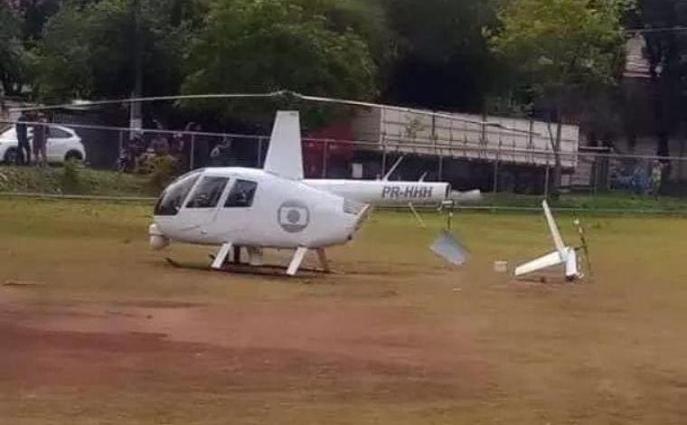 Foto: Divulgação/BHnoQAP - De acordo com o Corpo de Bombeiros, a aeronave teria apresentado uma pane mecânica e o piloto precisou realizar um pouso forçado. Com o impacto no solo, parte da cauda do helicóptero se partiu