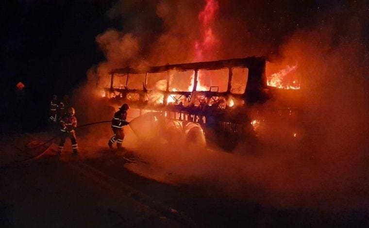Ônibus com cerca de 50 passageiros pega fogo na BR-040