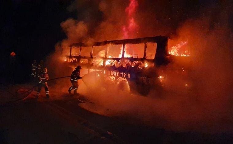 &Ocirc;nibus com cerca de 50 passageiros pega fogo na BR-040