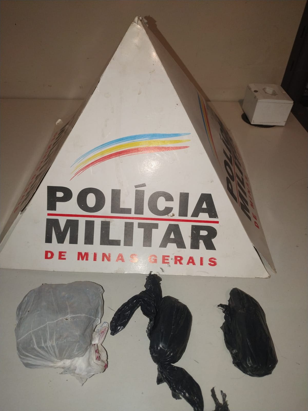 Homem é preso no bairro Dona Quita em Divinópolis por agressão e tráfico de drogas