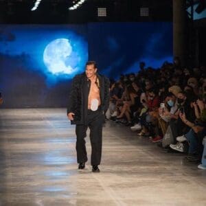 Luciano Szafir desfila no S&atilde;o Paulo Fashion Week com bolsa de colostomia, ap&oacute;s ter covid-19