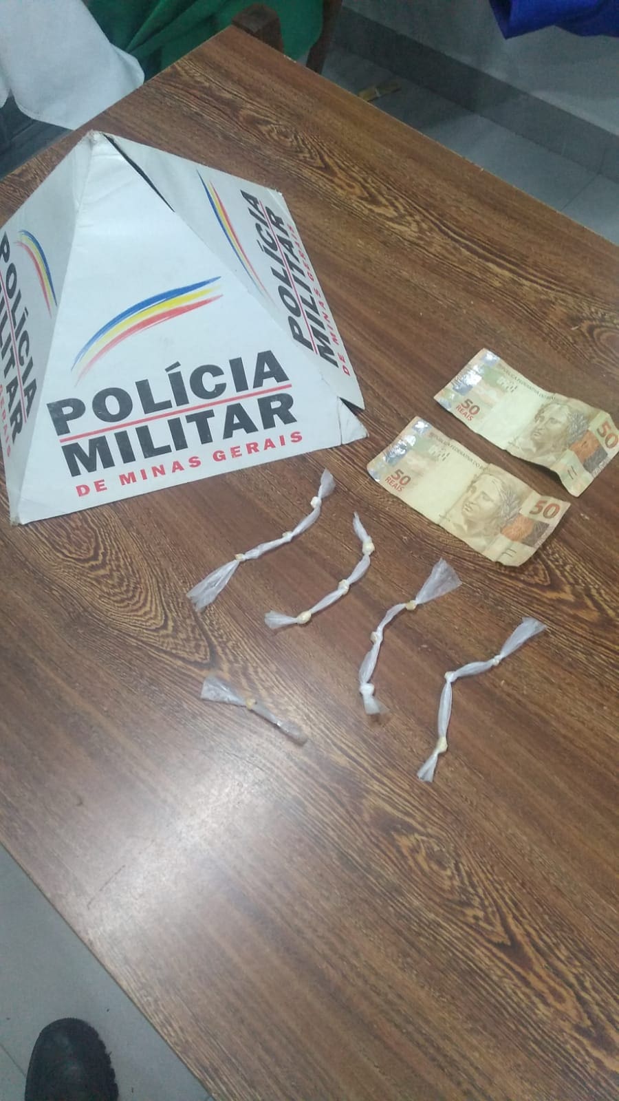 ARA&Uacute;JOS/MG &ndash; POL&Iacute;CIA MILITAR APREENDE 02 INDIV&Iacute;DUOS POR TR&Aacute;FICO IL&Iacute;CITO DE DROGAS.