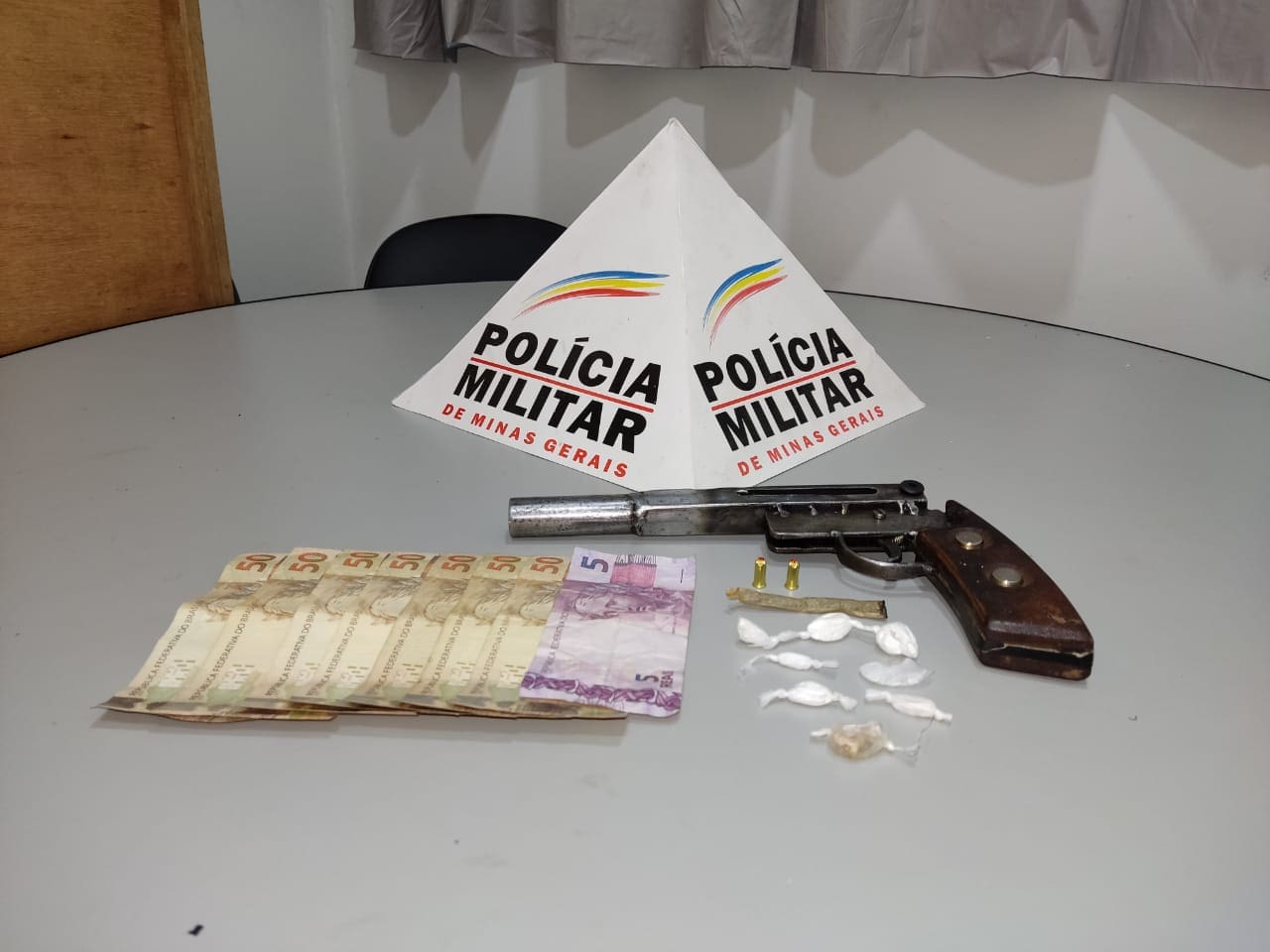 apreensão de arma e dinheiro
