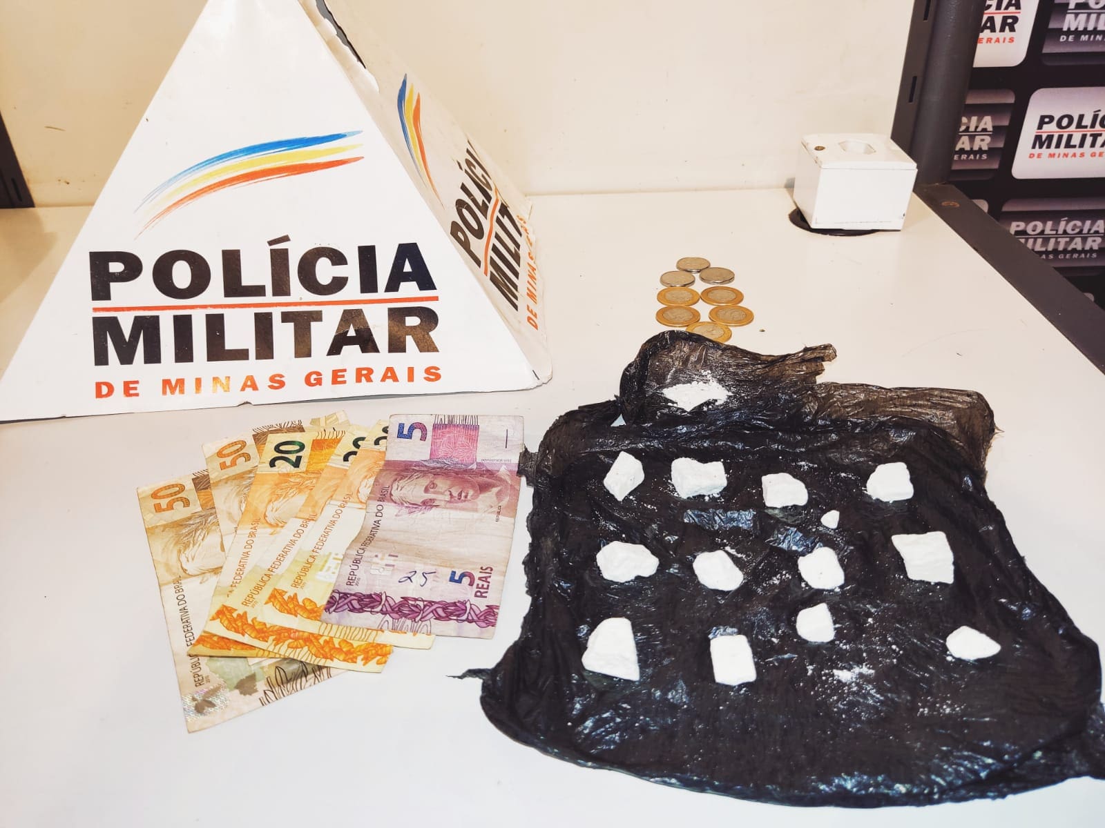 PM prende homem com porções de cocaína no bairro Maria Helena