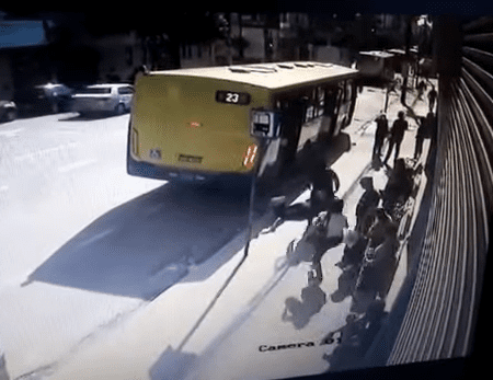 Mulher atropelada por ônibus no centro de Divinópolis continua na UPA em Divinópolis