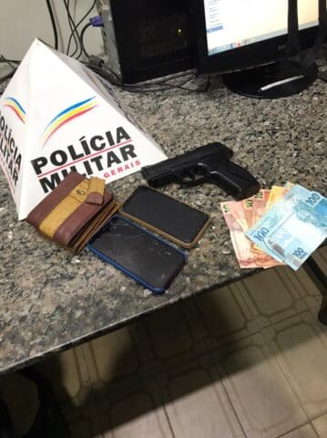 Polícia Militar prende suspeitos de terem praticado roubo.