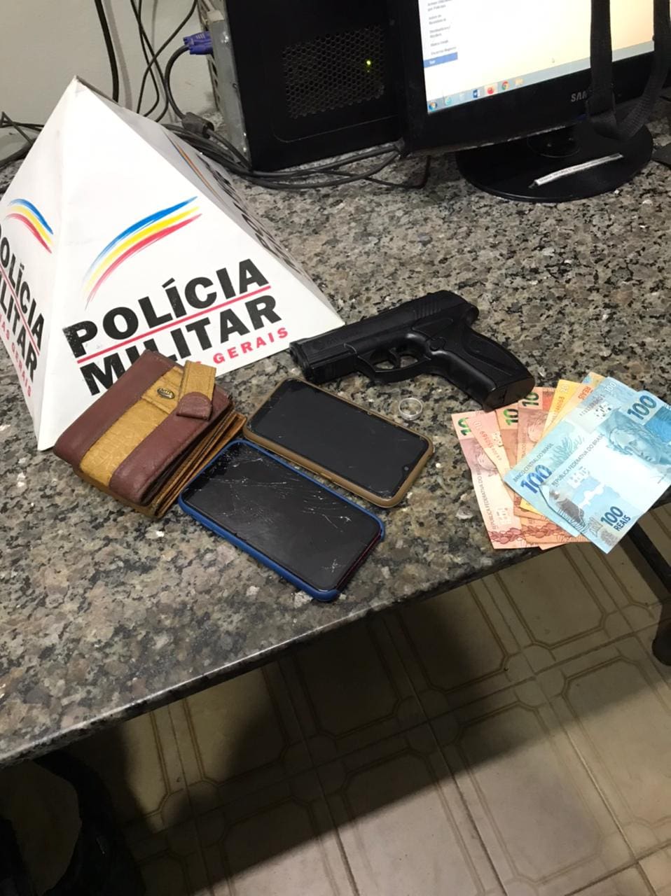 Polícia Militar prende suspeitos de terem praticado roubo.